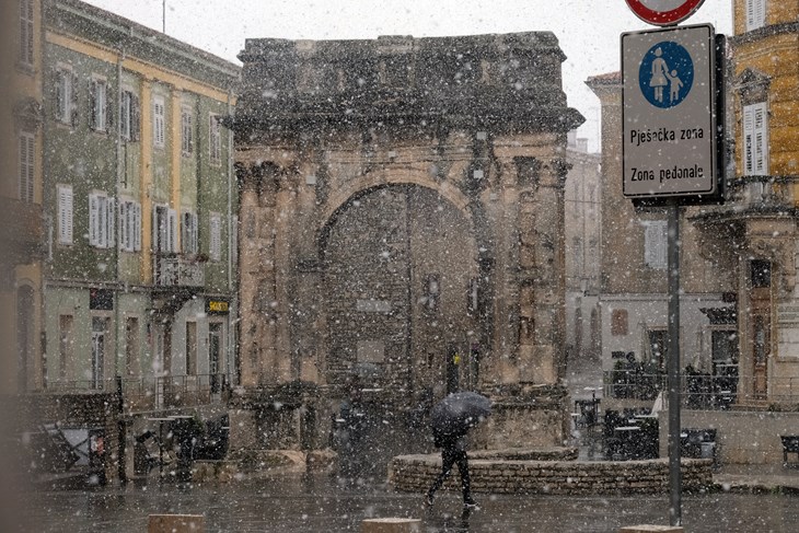 U Puli je 2021. godine padao snijeg - očekuje li nas i ovih dana? (Snimio Milivoj Mijošek / Glas Istre)